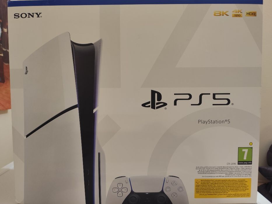 Vând consolă Sony PlayStation 5 Slim (PS5) 1TB, D-Chassis, White, în stare excelentă de funcționare și aspect, folosită cu grijă.