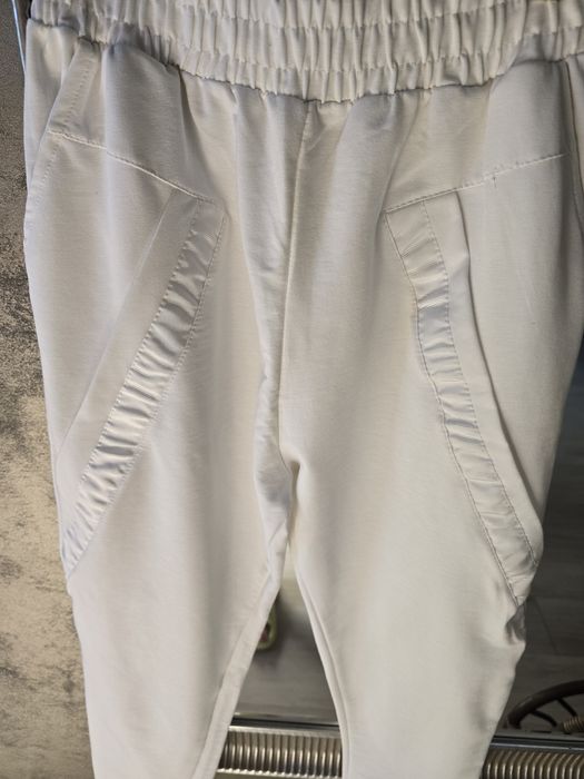 Set pantaloni conici, 3/4, cu talie înaltă, top, din voal și detalii d