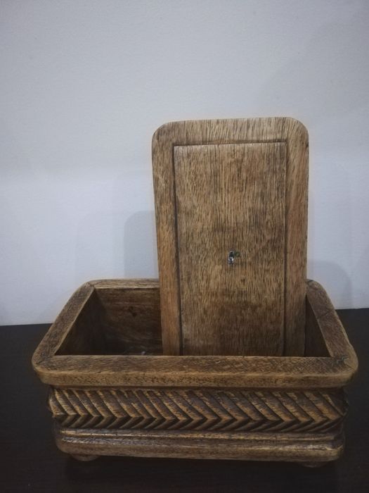 Красива, резбована кутия от дърво.