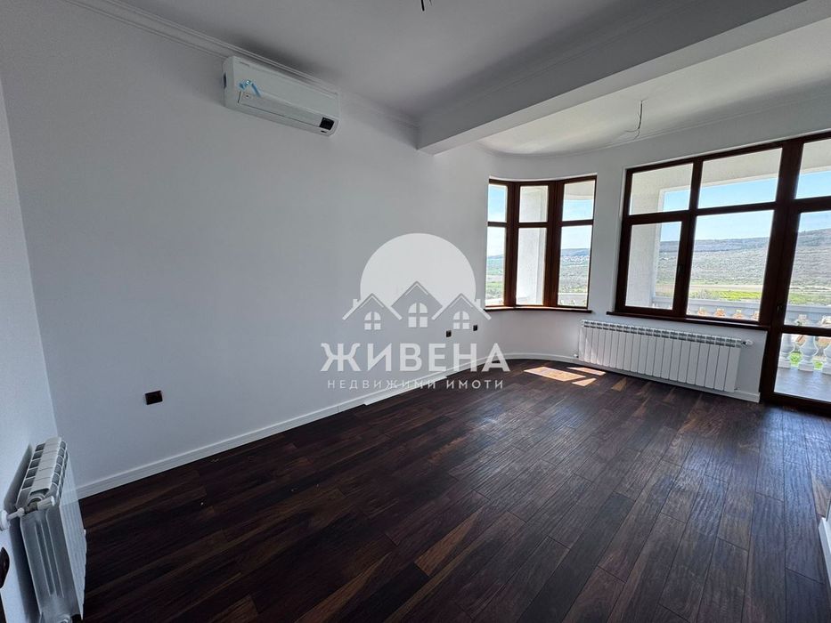 Продава триетажна къща с басейн в с.Оброчище