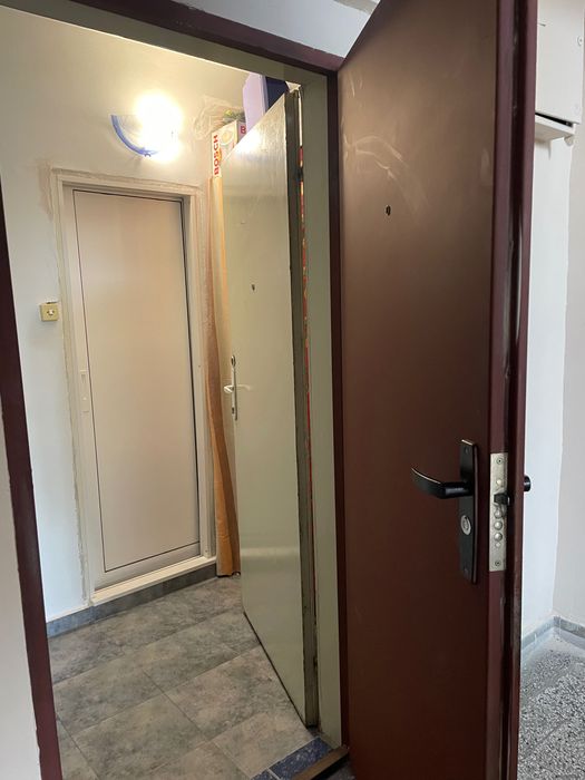 Продавам входна метална врата с рамка