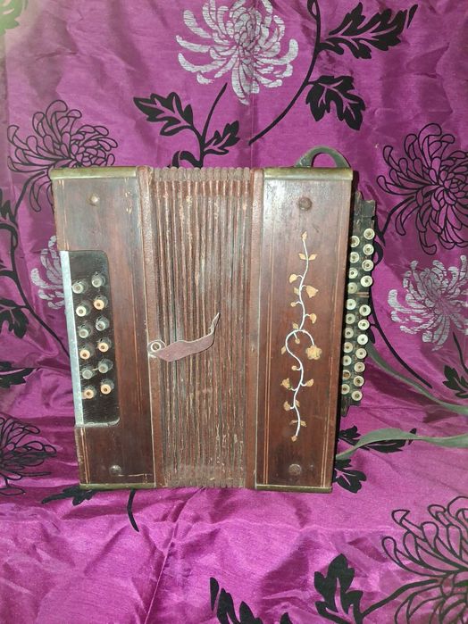 Старинен акордеон
