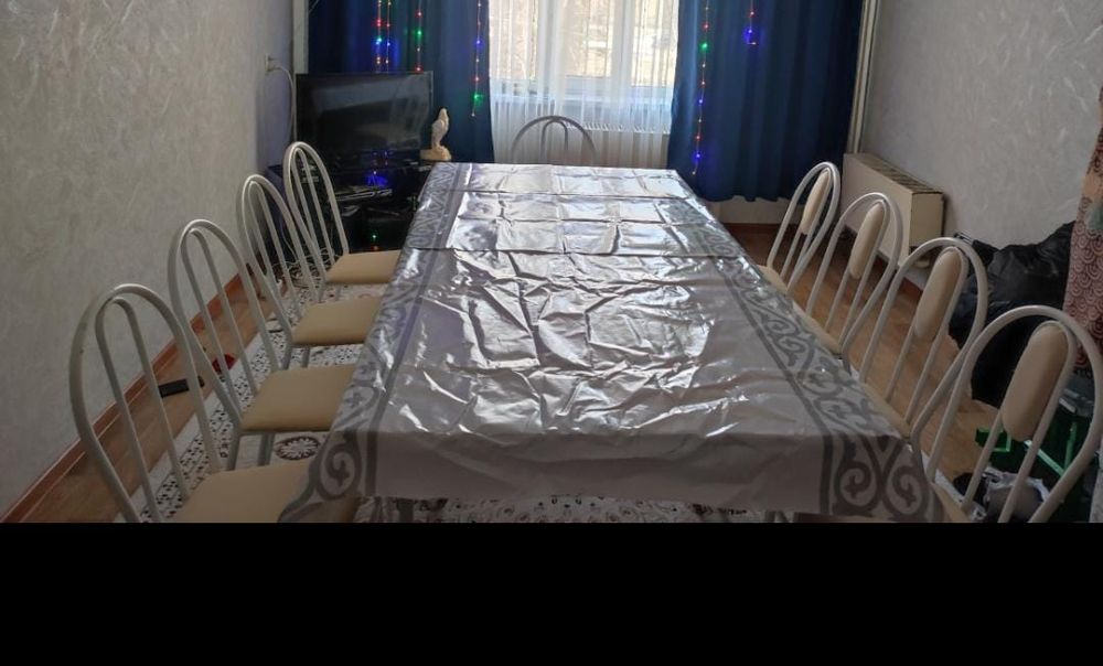 Стол 9 стулясымен.