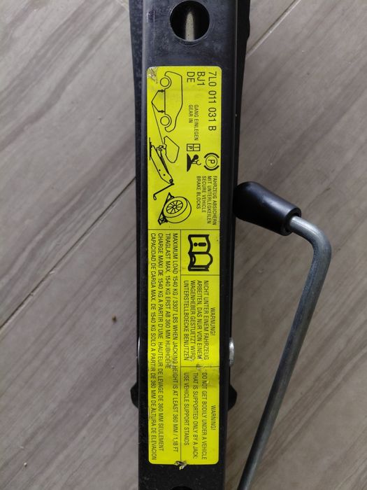 Продавам оригинален крик за VW Touareg (2002-2010г.),Audi Q7 (2005-2009г.) 7L0 011 031 B