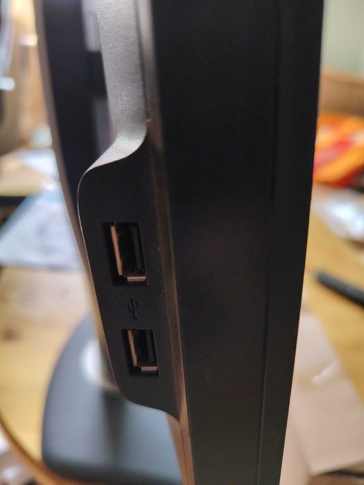 Монитори с колони към тях.