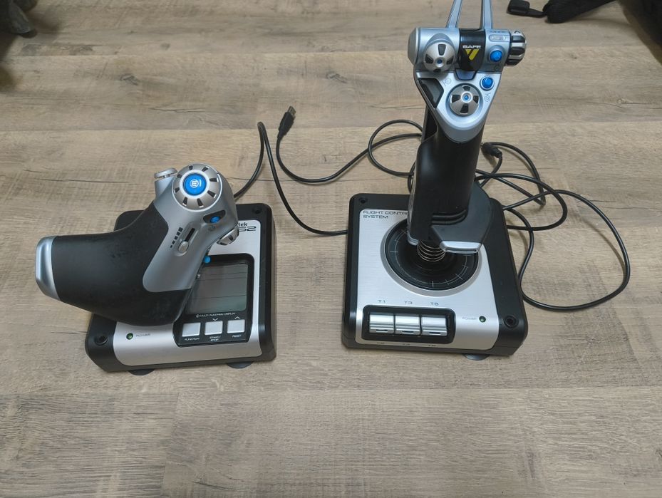 Джойстик за летене Logitech Saitek X52 и педали за летене Thrustmaster