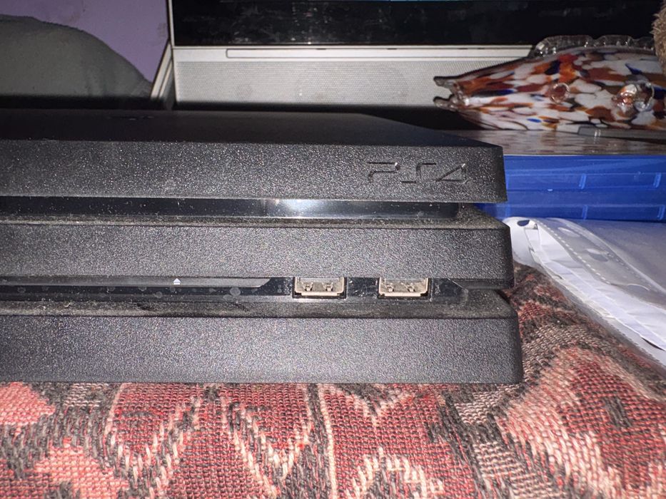 Vand PS4 pro cu 3 jocuri