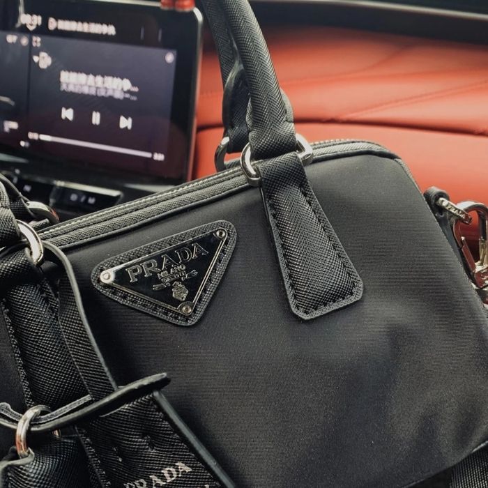 Отделни чанти Chanel и Prada