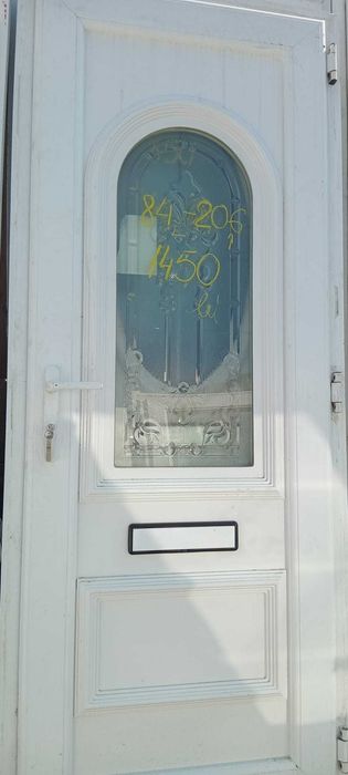 Usi exterior elegante cu vitralii