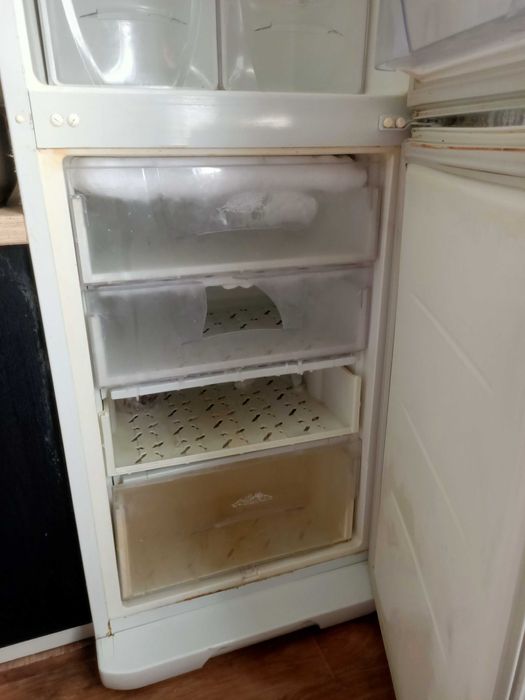 Холодильник двухкамерный,два мотора.