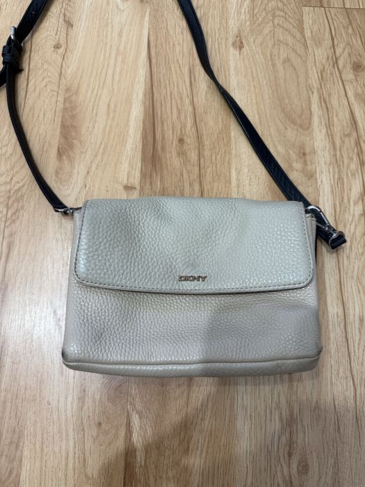 DKNY оригинална дамска чанта от естествена кожа