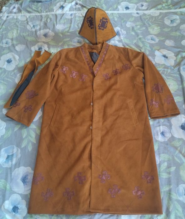 Национальный Каракалпакский чапан с головным убором, есть три вида