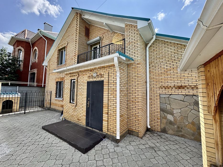 Дом 2 этажа, баня, бассейн, гараж.