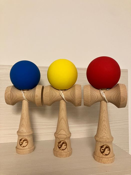 Kendama sticky și cauciucată