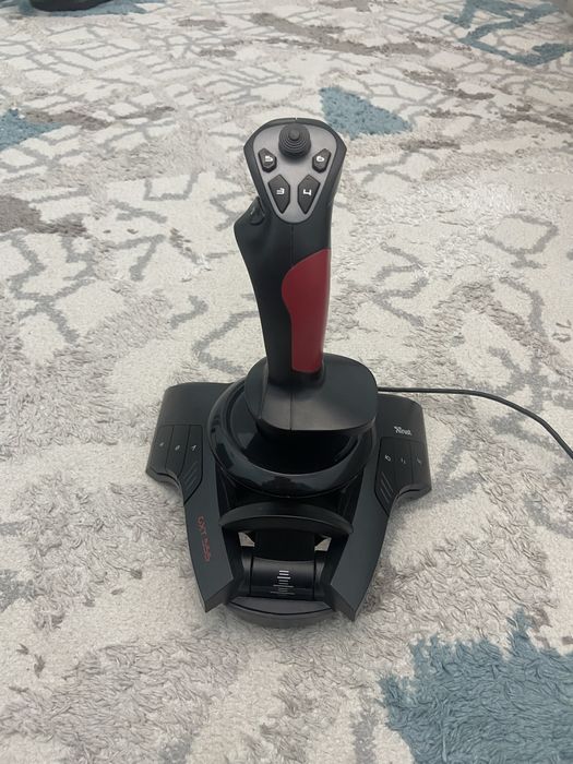 руль gxt trust 570 с педалями и еще джойстик trust gxt 550