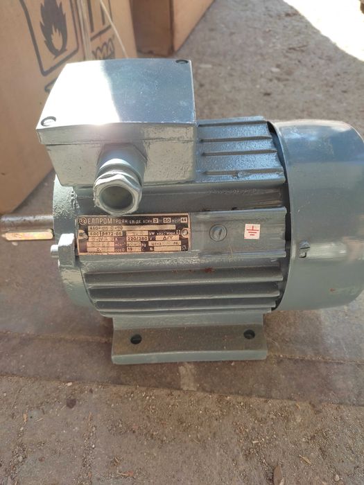 Електрически асинхронен двигател 4AO-90S-2D, 220 / 380 VAC