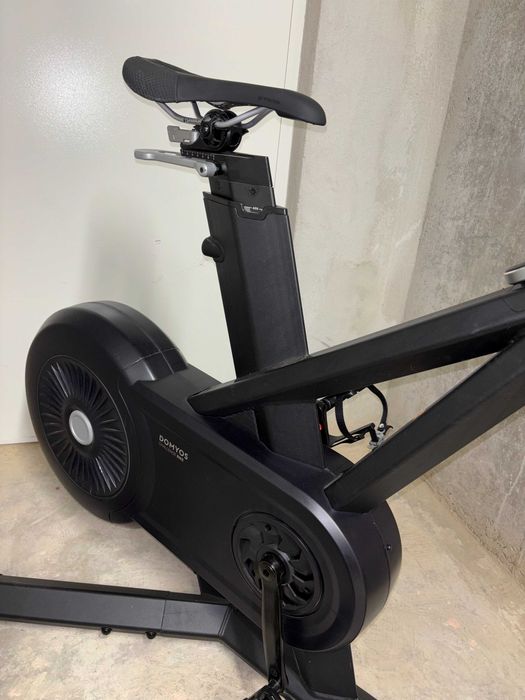 Bicicletă Challenge Bike de interior, silențioasă, fluidă, performantă,1500W, conexiune Zwift