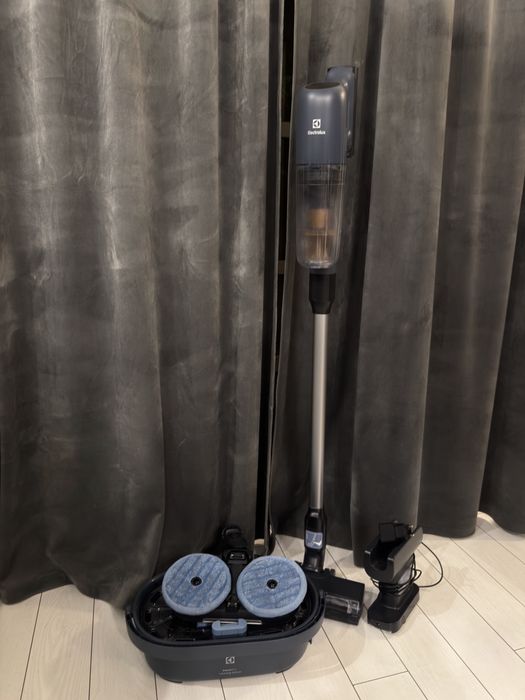 Aspirator Electrolux Hygienic 700 ( ca nou ) - pachet complet