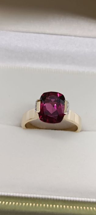 Продается кольцо с гранатом