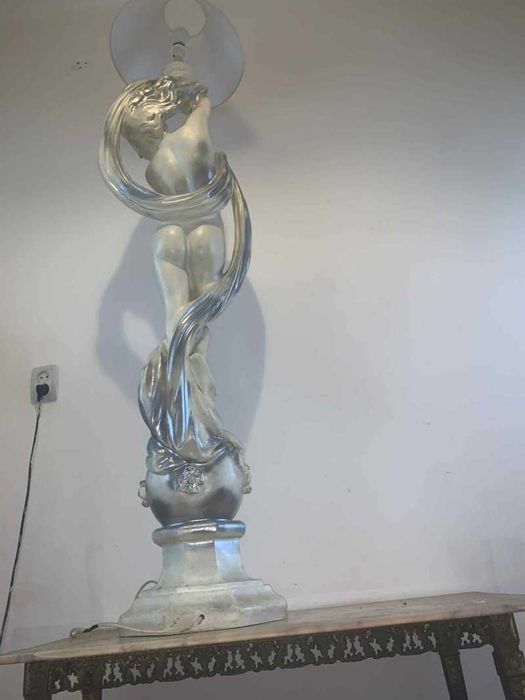 Veioza de podea statuie