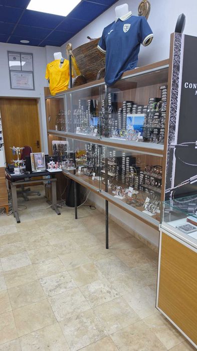 Mobilier comercial / rafturi magazin / receptie – Vitrine expunere premium cu geamuri glisante si sticla securizata, sertare si usi