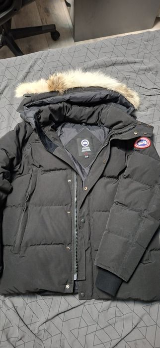 Продавам оригинално мъжко зимно яке Canada Goose