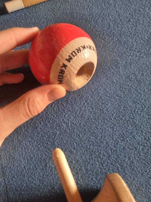 Kendama KROM pop LOL roșie