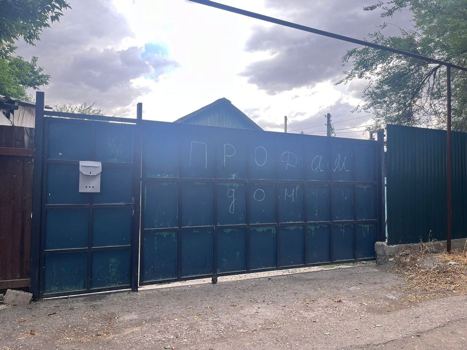 Срочно продам дом 3ком, во дворе летняя кухна 2ком. Участок  8сот