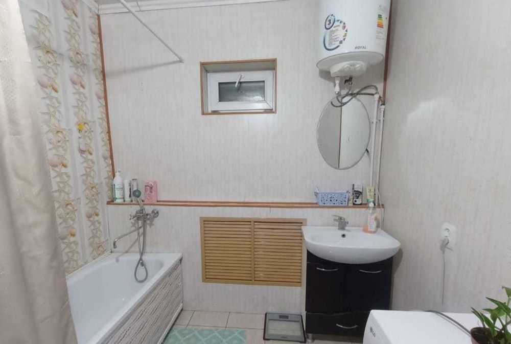 Продаётся дом с участком в 2 км от города.