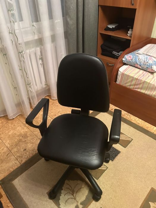 Компьютерный стол со стулом