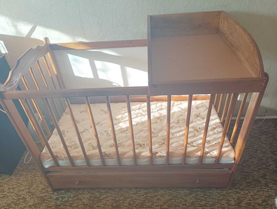 Бебешка дървена кошара, нов. матрак.