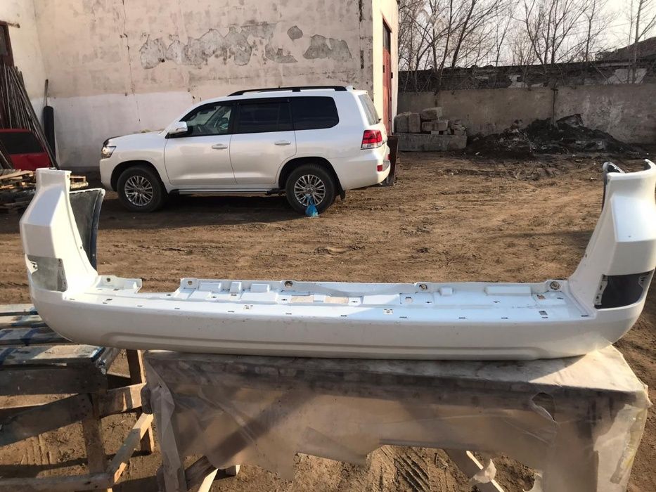 Продам задний бампер Land Cruiser 200