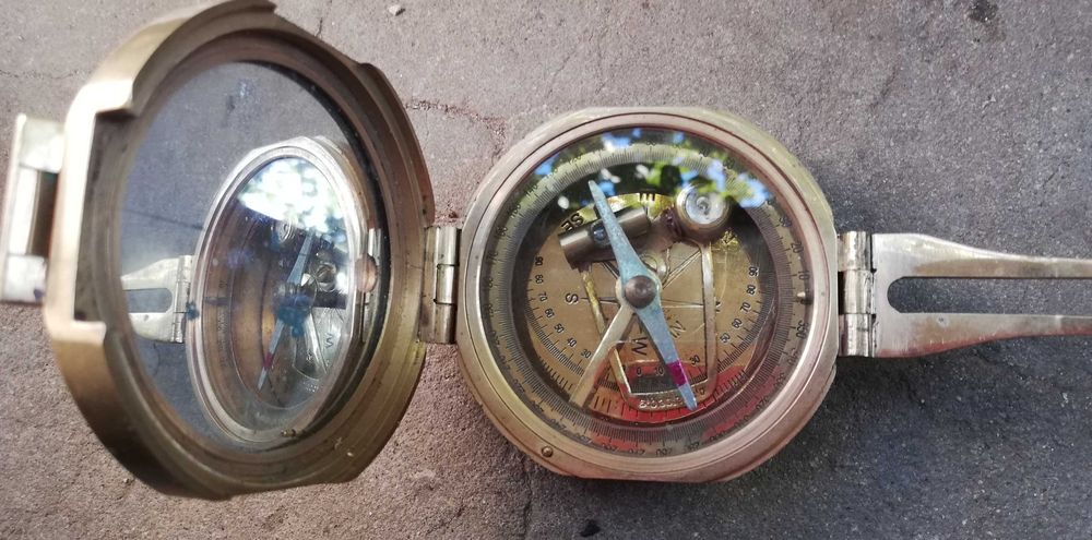 Стар компас, бронзов. В отлично състояние.