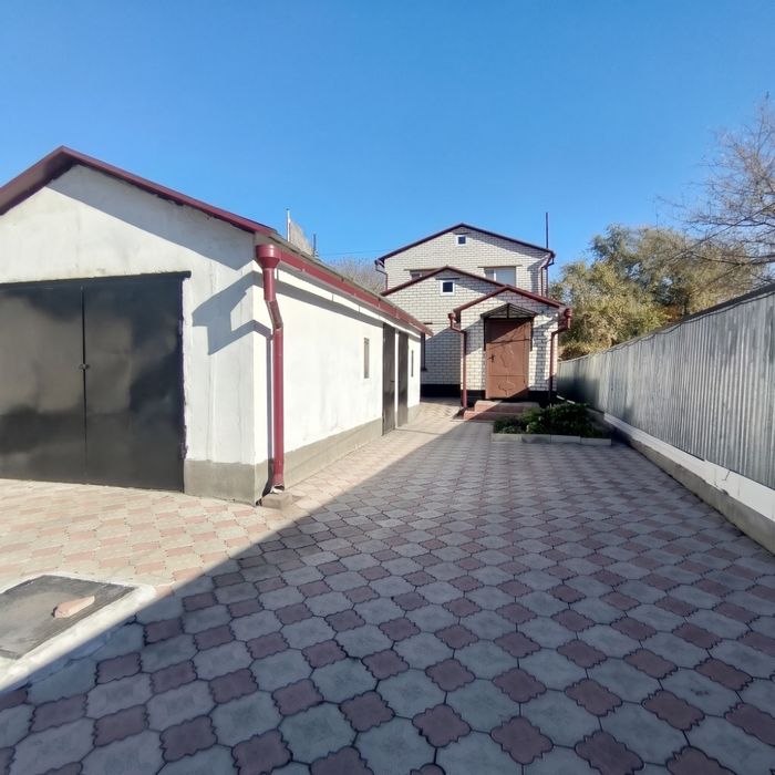 Продам 2х эт дом в центре