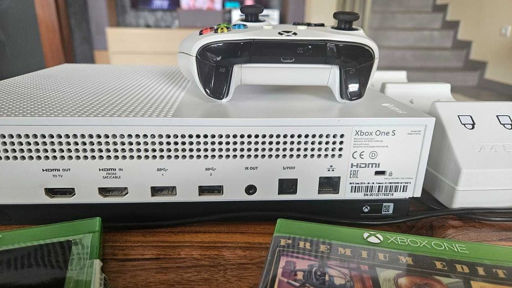 Xbox One S 1TB – Отлично състояние + Игри и Контролер
