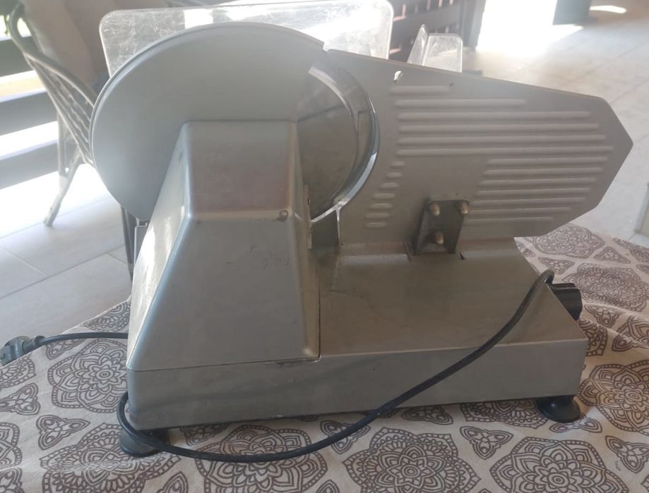 Feliator electric mezeluri