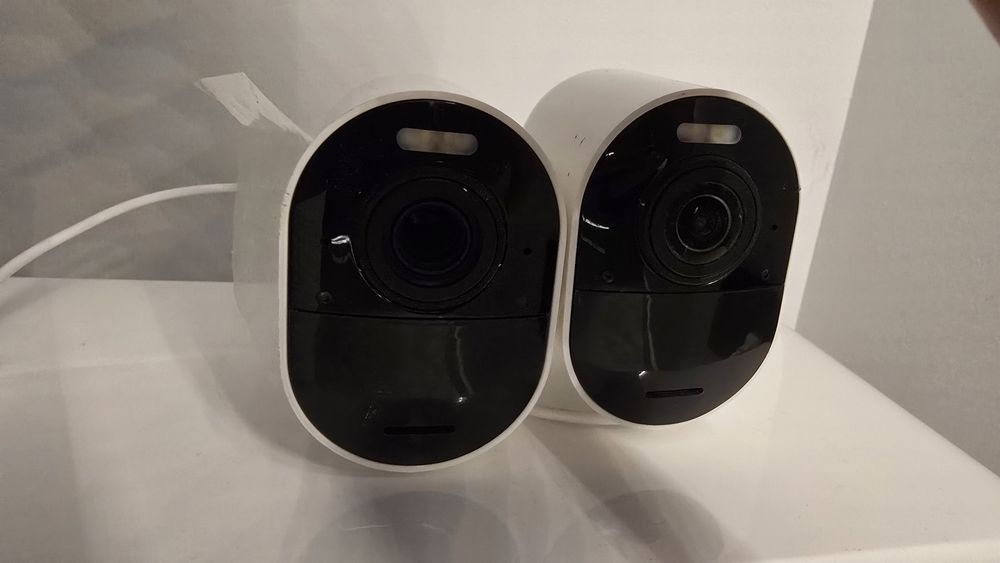 Arlo Ultra + SmartHub (1 cameră funcțională, 1 cu lentilă spartă)