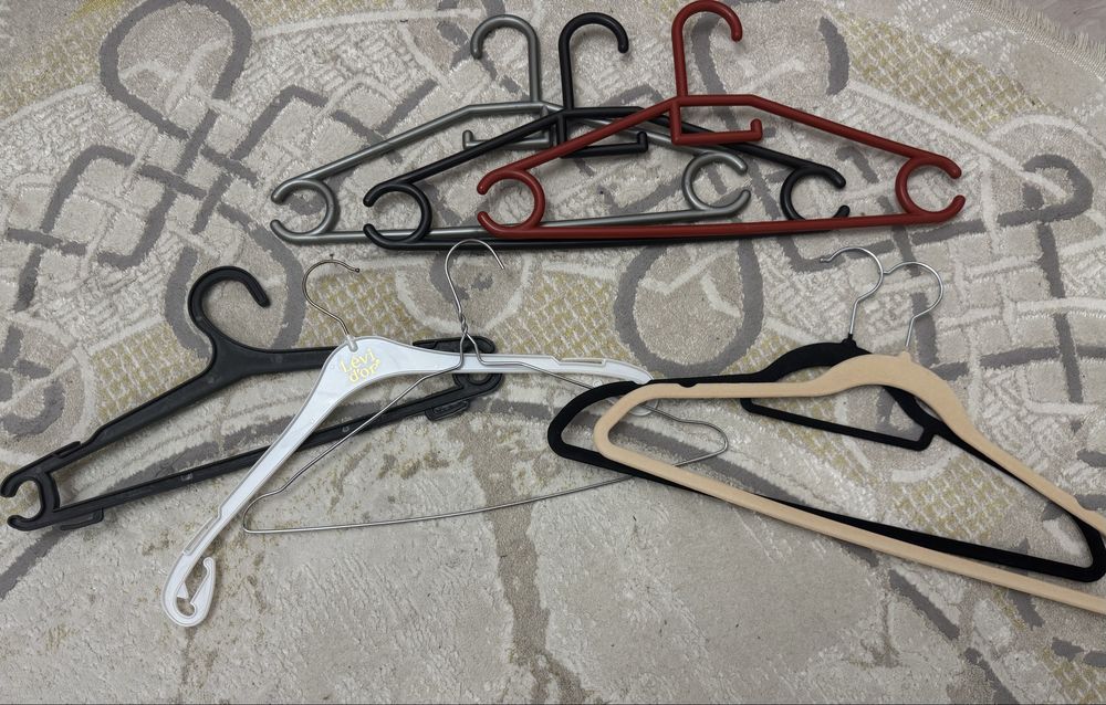 ПРОДАМ вешалки 8шт