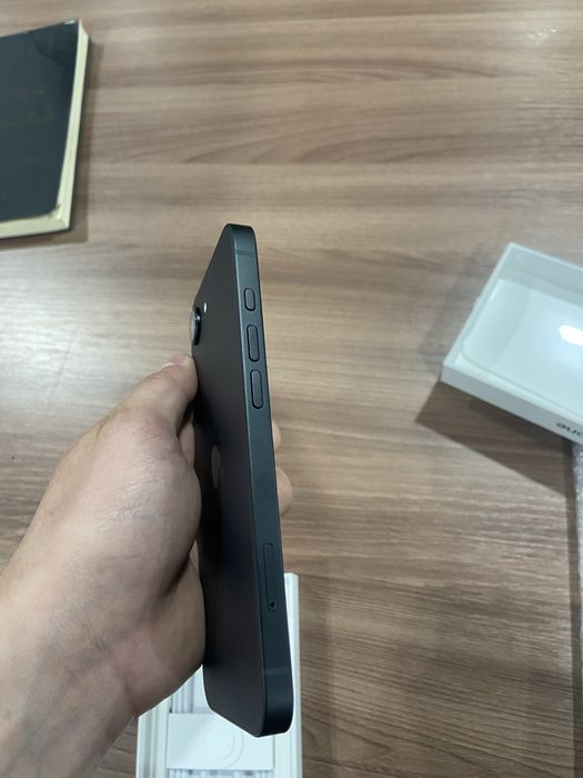 Продам Айфон 16е 128г