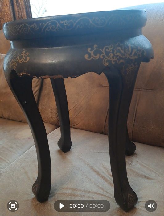 Черна азиатска антикварна маса за всекидневна с релефна сцена.