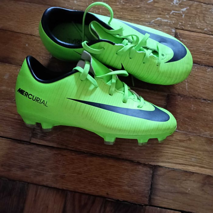 GHETE de fotbal Nike cu crampoane, marimea 30