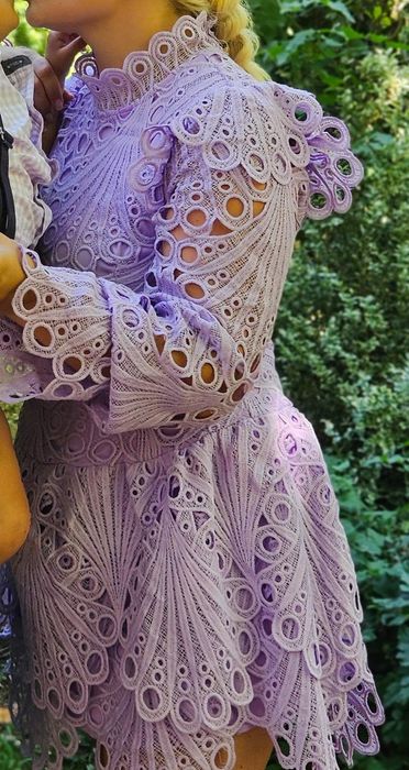 Роклята е обличана веднъж за повод. Страхотен модел подчертаващ талият