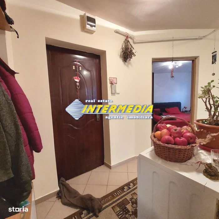 Garsoniera de vanzare in Cetate etaj 1 decomandata