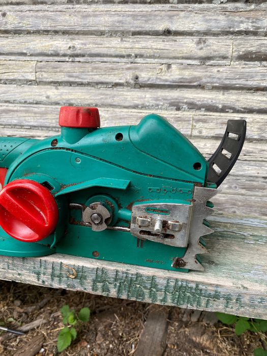 Продавам електрически верижен трион (резачка) Bosch AKE 40 S
