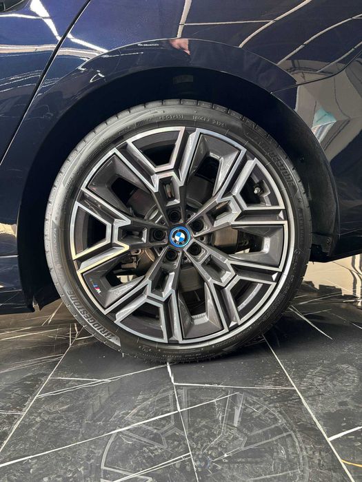 BMW i5 50L M sport sotuvga tayyor srochna