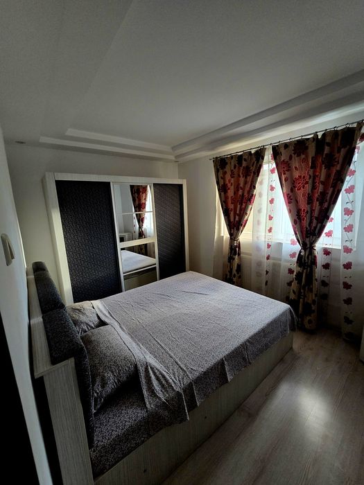 Inchiriez apartament 3 camere, micro 11