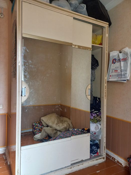 Шкаф сотаман ранги ок ойналий. Карши шахар