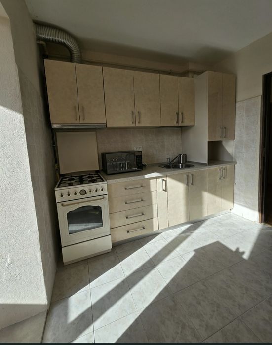 Apartament de închiriat, 2 camere, zona Alfa, decomandat, mobilat, utilat, aer condiționat, centrală termică pe gaz