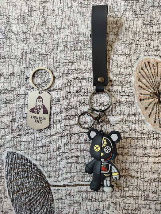 Продам 2 брелка за одну цену !!