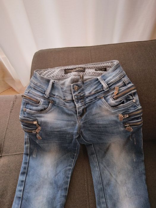 Se vinde oģ pereche trapezi și o pereche blugi strmti